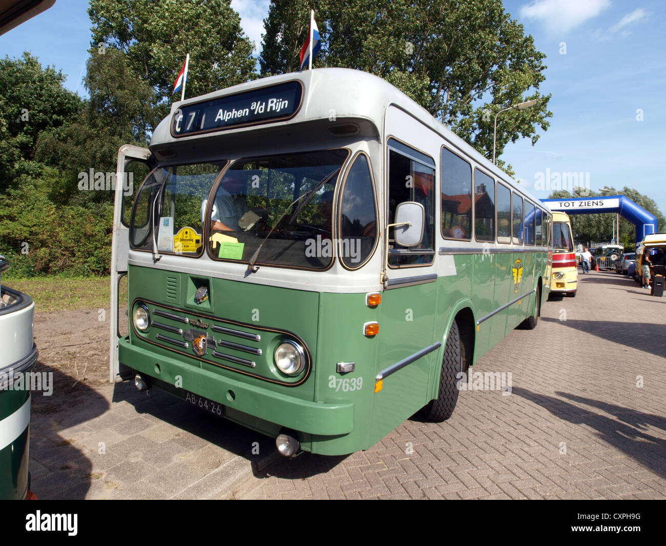 Il Leyland-Den Oudsten lo del 1967 è un autobus classico, noto per il suo design spazioso e l'affidabilità. È servito come mezzo di trasporto pubblico e rimane un pezzo storico nella storia del trasporto in autobus. Foto Stock