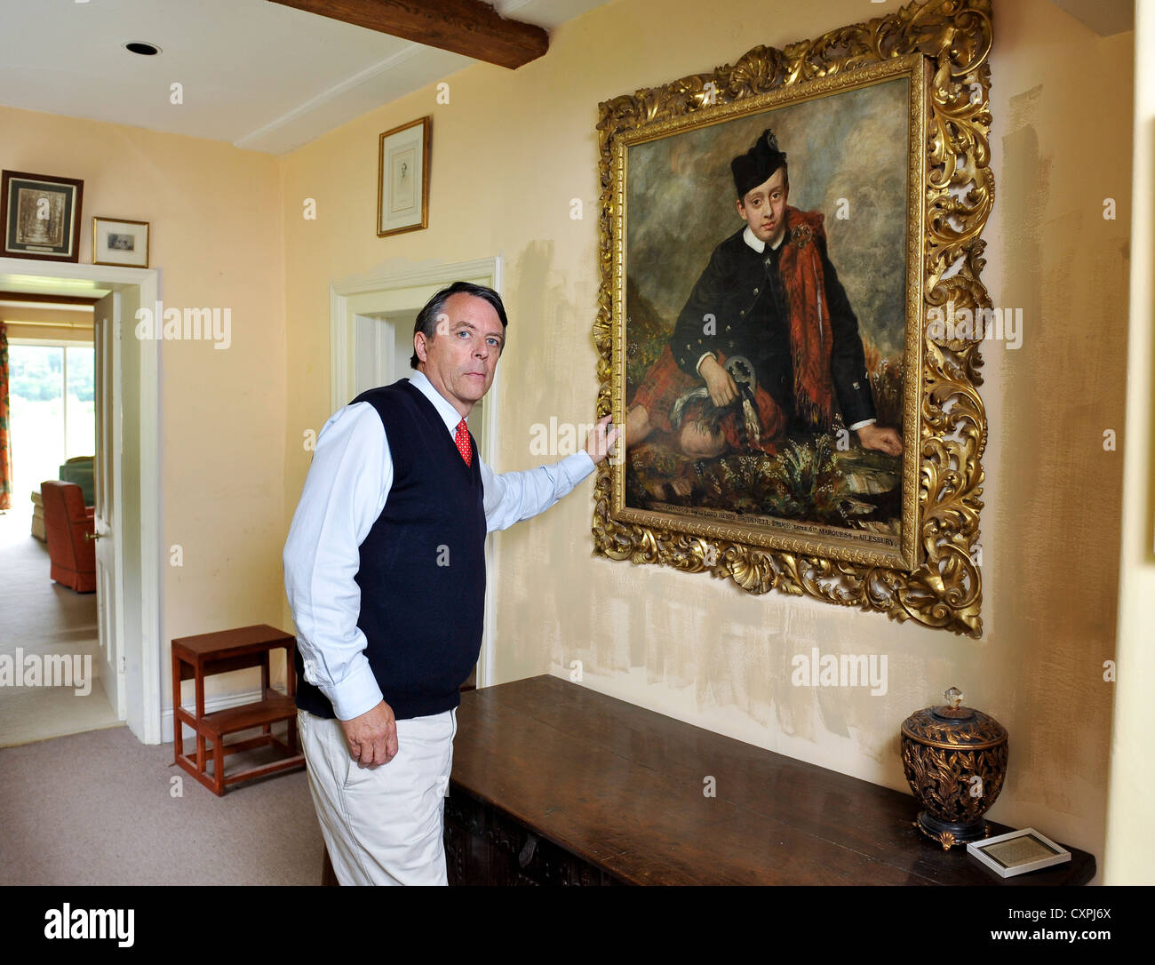 David Brudenell-Bruce conte di Cardigan raffigurata con un dipinto del suo bisnonno Chandos sesto Marchese di Ailesbury. Foto Stock