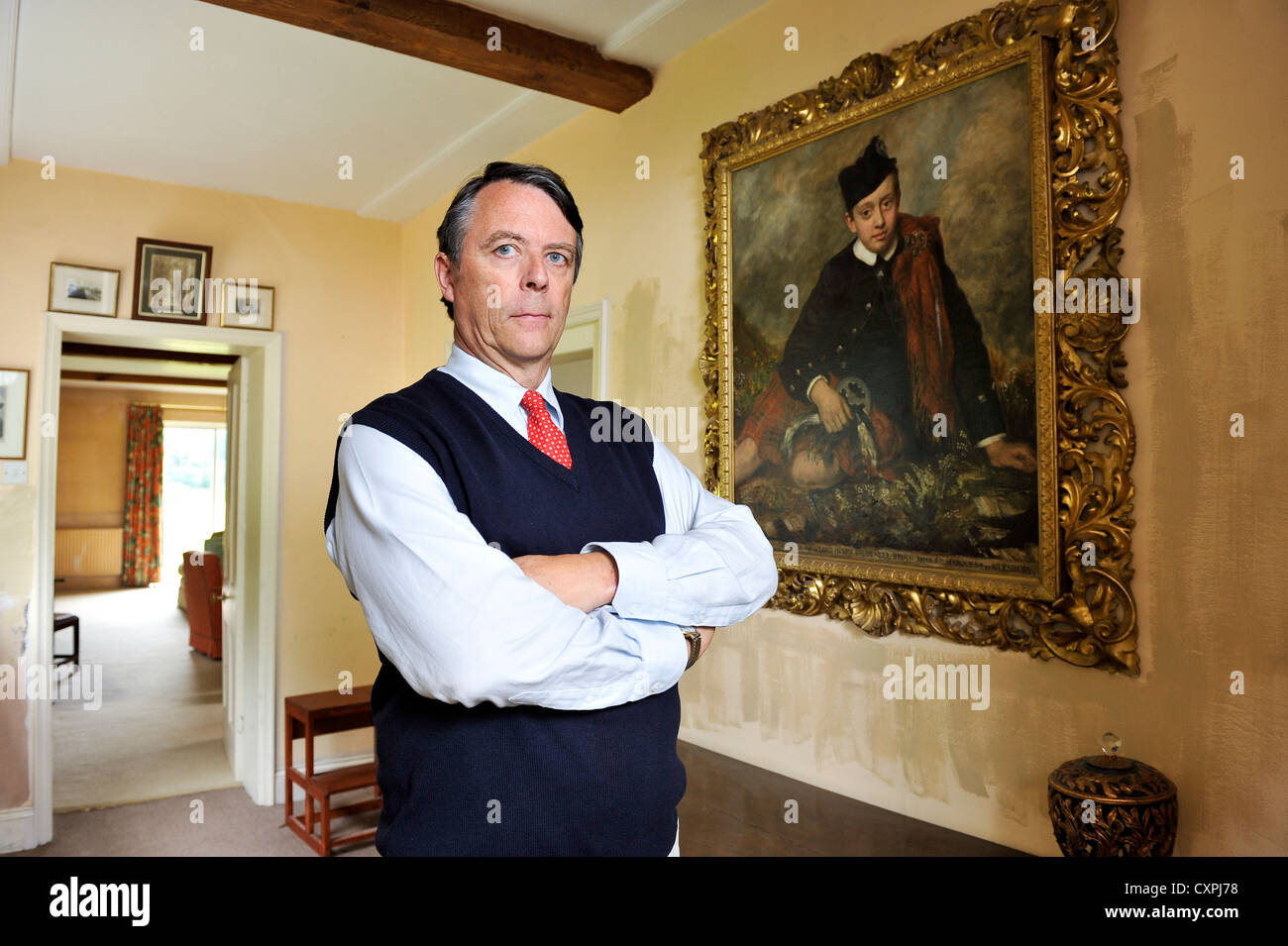 David Brudenell-Bruce conte di Cardigan raffigurata con un dipinto del suo bisnonno Chandos sesto Marchese di Ailesbury. Foto Stock