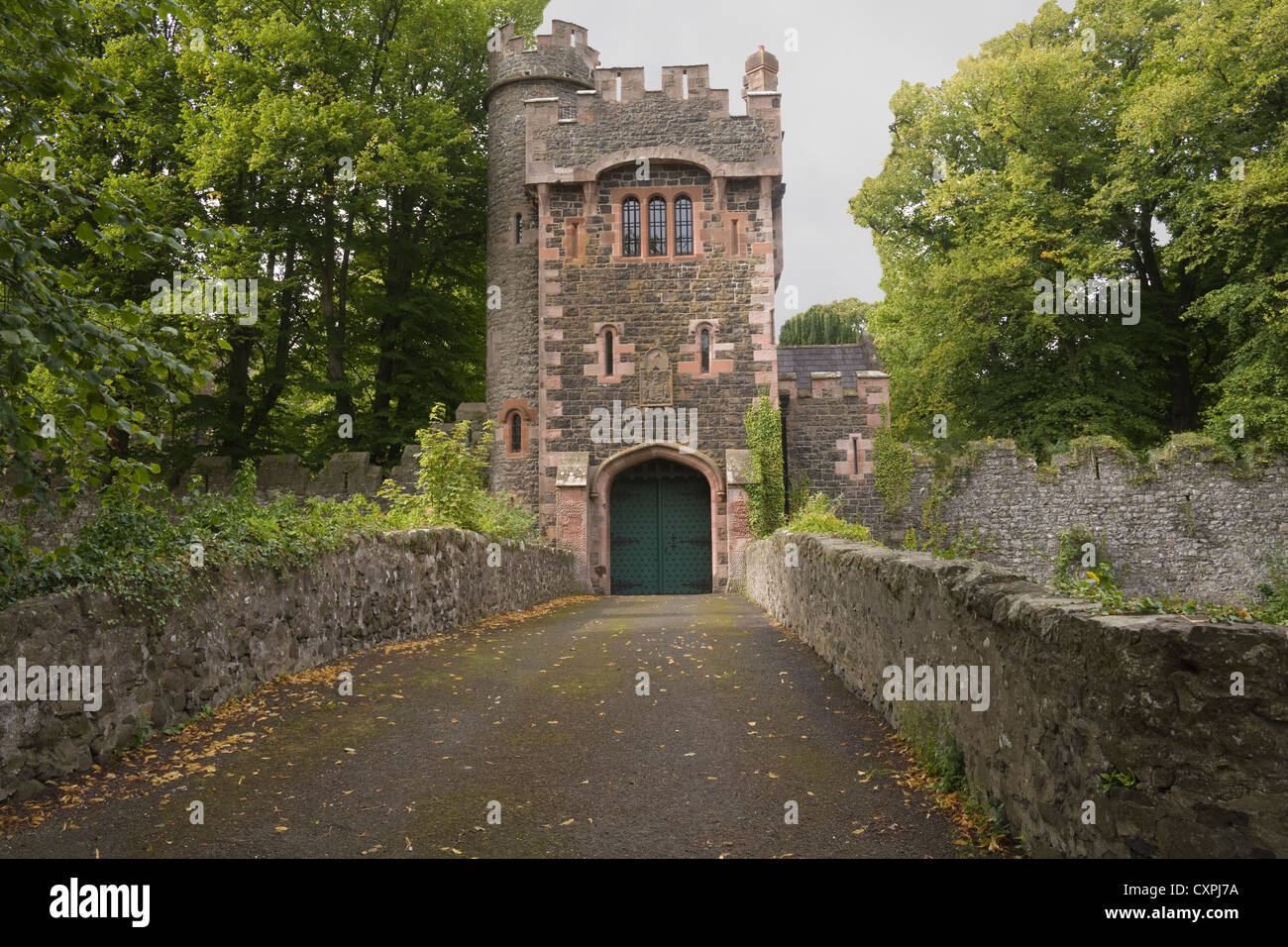 Glenarm Co Antrim Irlanda del Nord Castello gateway in affascinante piccolo villaggio di uno dei più antichi insediamenti di Glen Foto Stock