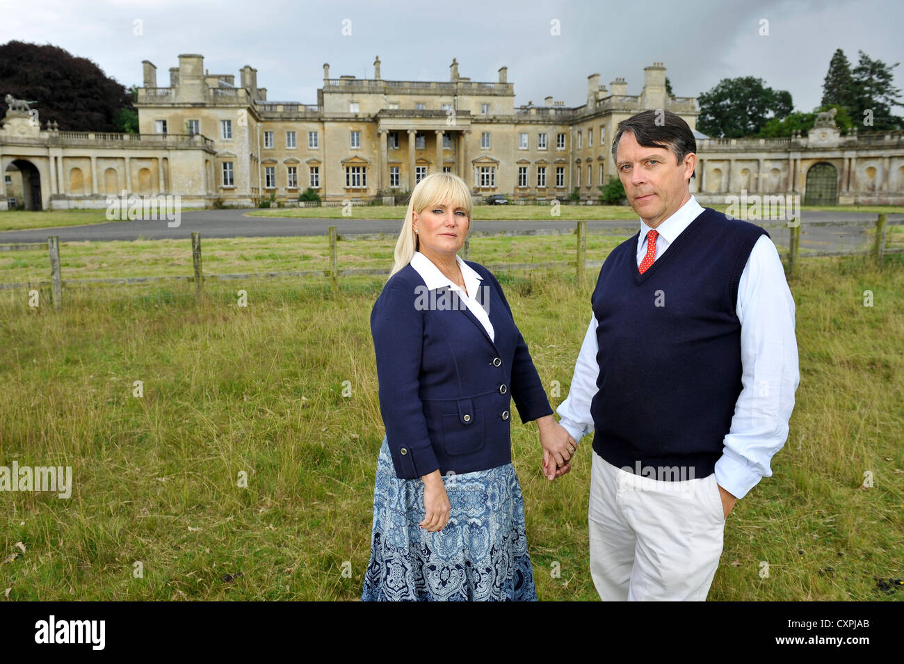 David Brudenell-Bruce conte di Cardigan nella foto con la sua seconda moglie Joanne fuori Tottenham casa sulla Severnake station wagon. Foto Stock