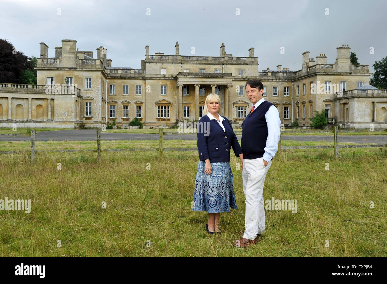 David Brudenell-Bruce conte di Cardigan nella foto con la sua seconda moglie Joanne fuori Tottenham casa sulla Severnake station wagon. Foto Stock
