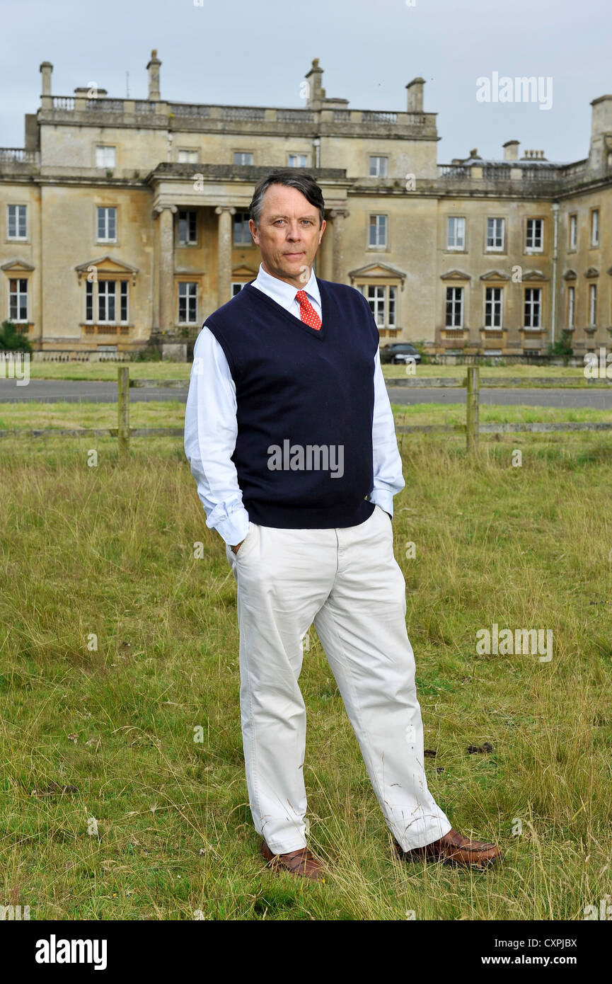 David Brudenell-Bruce conte di Cardigan nella foto al di fuori del Tottenham casa sulla Severnake station wagon. Foto Stock