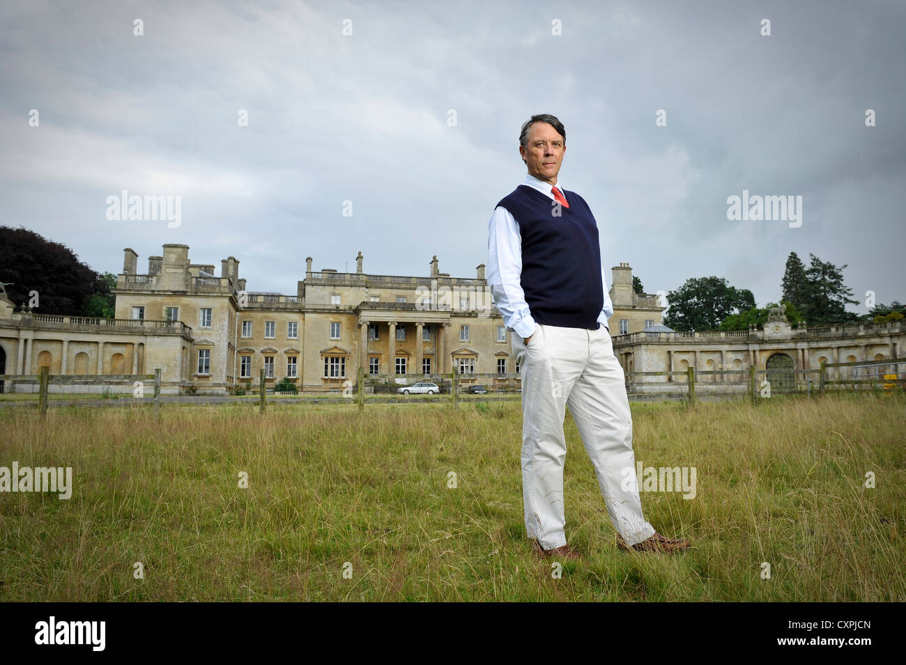 David Brudenell-Bruce conte di Cardigan nella foto al di fuori del Tottenham casa sulla Severnake station wagon. Foto Stock
