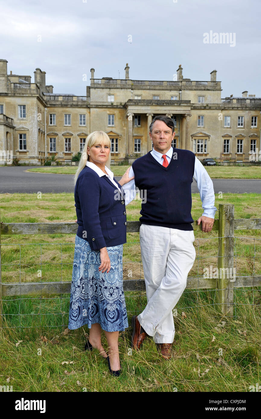 David Brudenell-Bruce conte di Cardigan nella foto con la sua seconda moglie Joanne fuori Tottenham casa sulla Severnake station wagon. Foto Stock