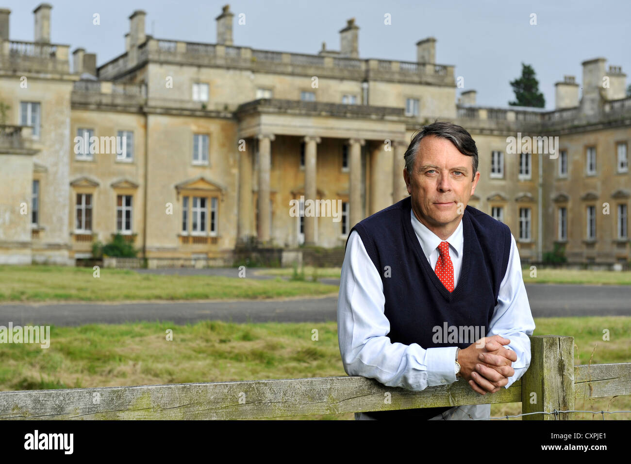 David Brudenell-Bruce conte di Cardigan nella foto al di fuori del Tottenham casa sulla Severnake station wagon. Foto Stock