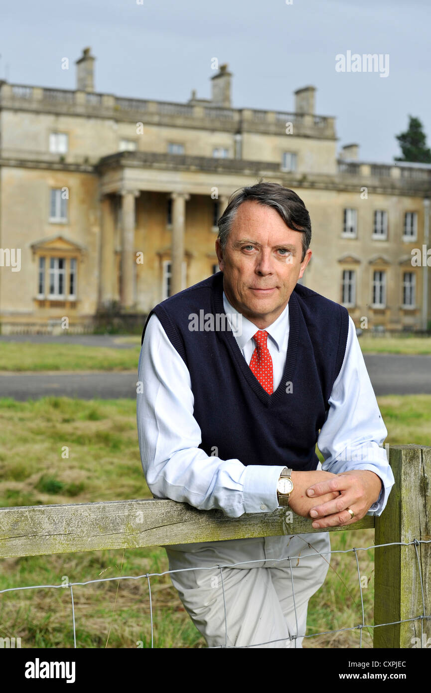 David Brudenell-Bruce conte di Cardigan nella foto al di fuori del Tottenham casa sulla Severnake station wagon. Foto Stock