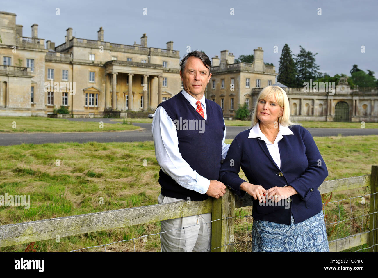 David Brudenell-Bruce conte di Cardigan nella foto con la sua seconda moglie Joanne fuori Tottenham casa sulla Severnake station wagon. Foto Stock