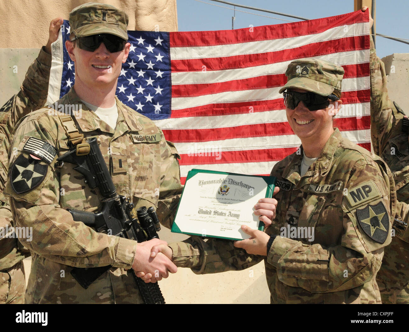 Il personale sgt. rebecca osborn, una polizia militare soldato da daggett, mich., compare dopo reenlisting nell'esercito durante una cerimonia a inoltrare una base operativa spin boldak, Afghanistan, oct. 7, 2012. osburn è attaccata alla seconda divisione di fanteria del quinto battaglione, ventesimo reggimento di fanteria. Il 5-20th fanteria è parte della terza stryker brigade combat team dal giunto di base di lewis mcchord, wash. Foto Stock