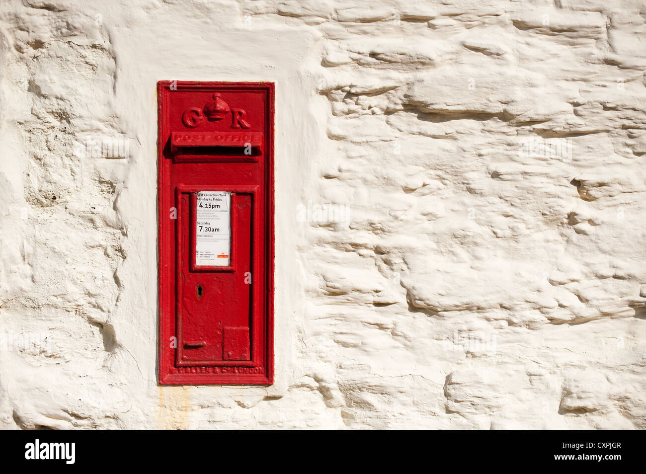 Un vecchio rosso post box in una parete Foto Stock