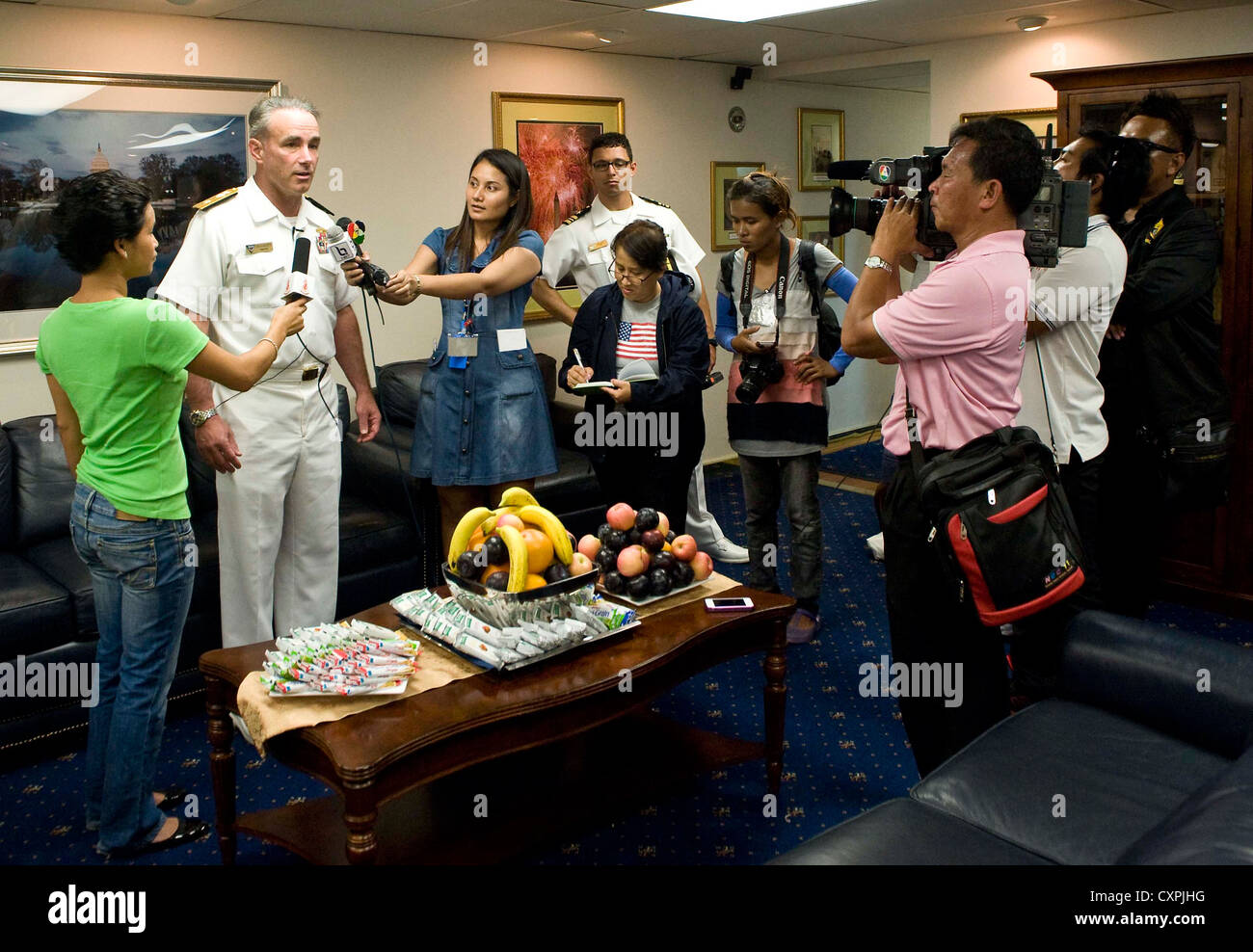 Il contrammiraglio Charles Gaouette, comandante del Carrier Strike Group 3, incontra i media thailandesi a bordo della USS John C. Stennis mentre torna presto nelle aree di responsabilità della 7a e 5a flotta degli Stati Uniti, mantenendo le risorse navali e la prontezza al combattimento. Foto Stock