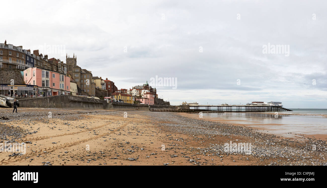 North Norfolk città Cromer Pier beach il mare e la sabbia panorama Foto Stock