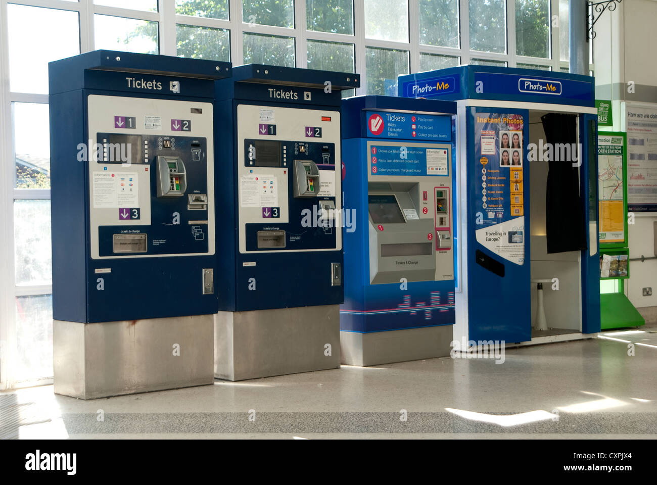 Distributori automatici di biglietti e un photo booth in piazzale area di una stazione ferroviaria in Inghilterra. Foto Stock