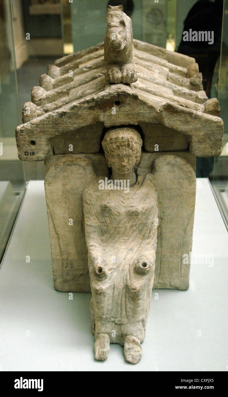 Etrusca urna cineraria in forma di casa o tempio. Calcare. Da Chiusi. British Museum. Londra. Foto Stock
