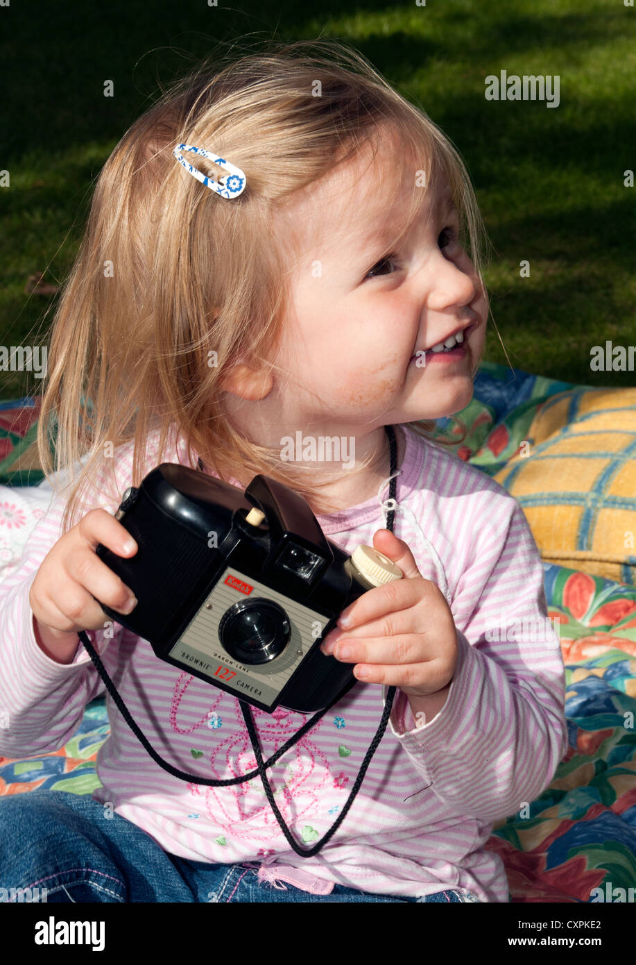 Giovane ragazza che gioca con il Kodak Brownie fotocamera. Foto Stock