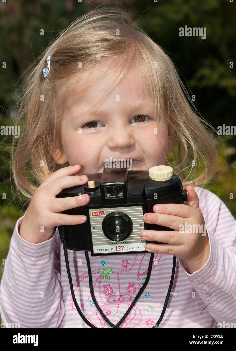 Giovane ragazza che gioca con il Kodak Brownie fotocamera. Foto Stock