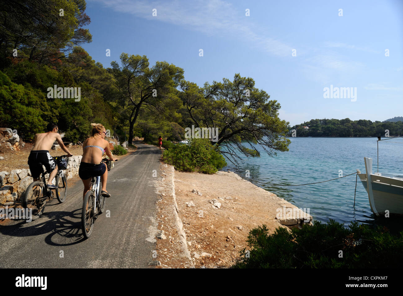 Croazia, Dalmazia, Parco Nazionale di Mljet, Isola di Mljet, Lago di Veliko Jezero, ciclismo Foto Stock