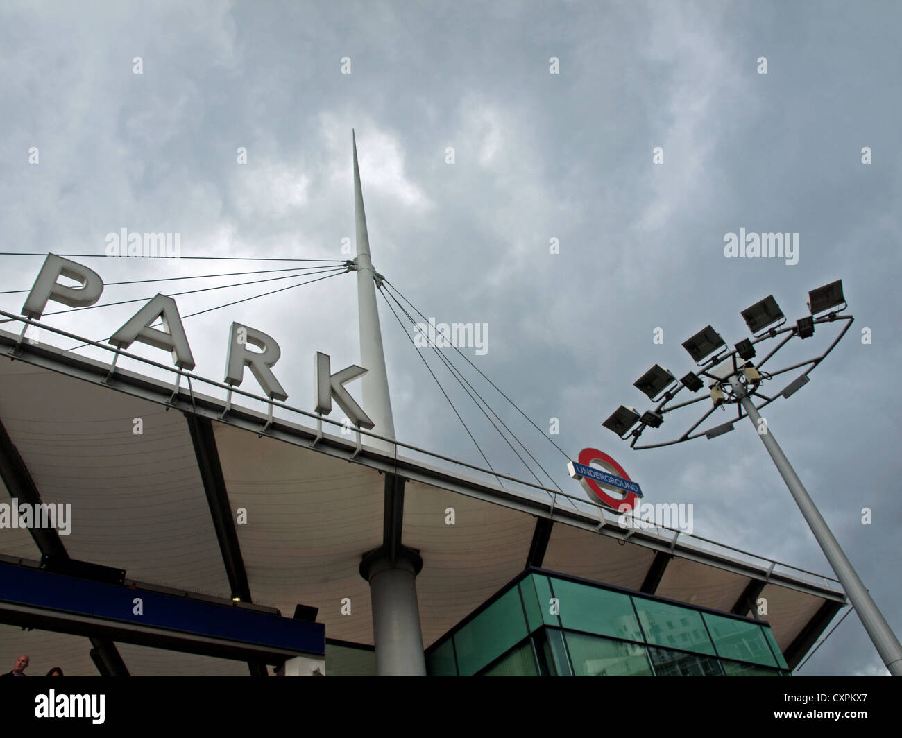 Dettaglio della stazione di Wembley vicino al Wembley Stadium in un giorno nuvoloso. Foto Stock