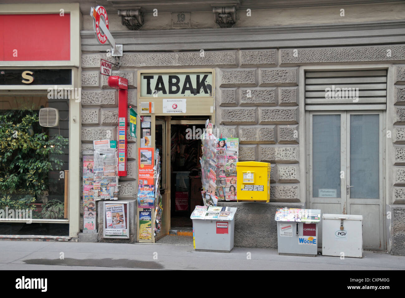 Vista esterna di un tipico Tabak (sigarette, giornalai) negozio di Vienna (Wien), Austria. Foto Stock