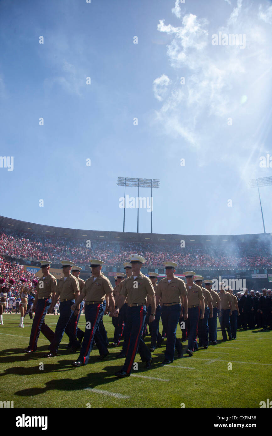 I Marines e i marinai statunitensi con la 13th Marine Expeditionary Unit (MEU) partecipano alla Fleet Week 2012, inclusa una cerimonia pre-partita al gioco dei San Francisco 49ers, attività di sensibilizzazione della comunità e progetti umanitari dal 3 all'8 ottobre 2012. Foto Stock