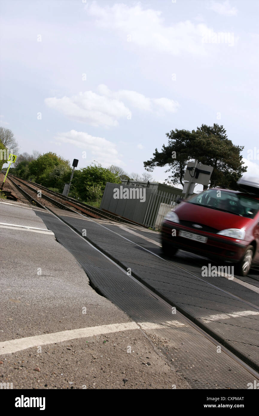 Guida auto oltre il passaggio a livello Foto Stock