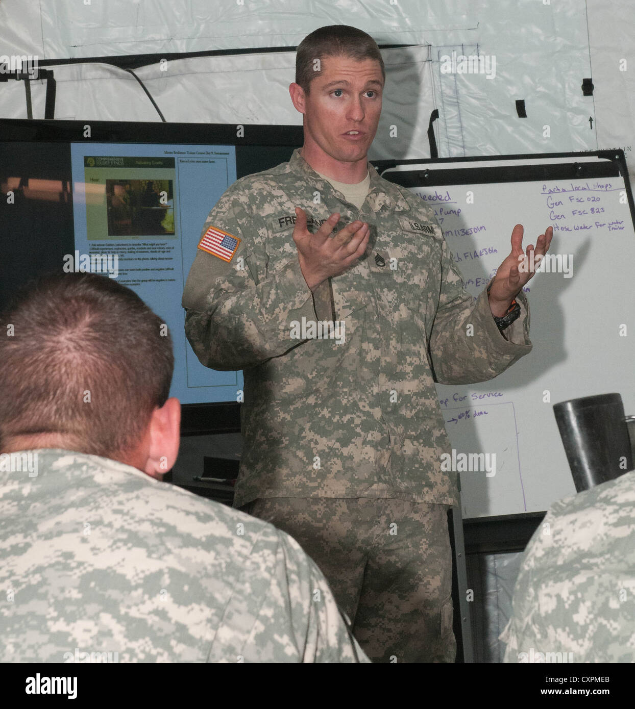 Orchard Combat training center, Idaho - staff sgt. Giosuè freeman, una costruzione engineering supervisor assegnato alla sede centrale e sede società, ingegnere 864th battaglione, incarica la resilienza della formazione 8 ottobre in orchard Combat training center, Idaho. il battaglione sta attualmente conducendo un mese di esercizio per prepararli per una prossima distribuzione per l'Afghanistan. Foto Stock