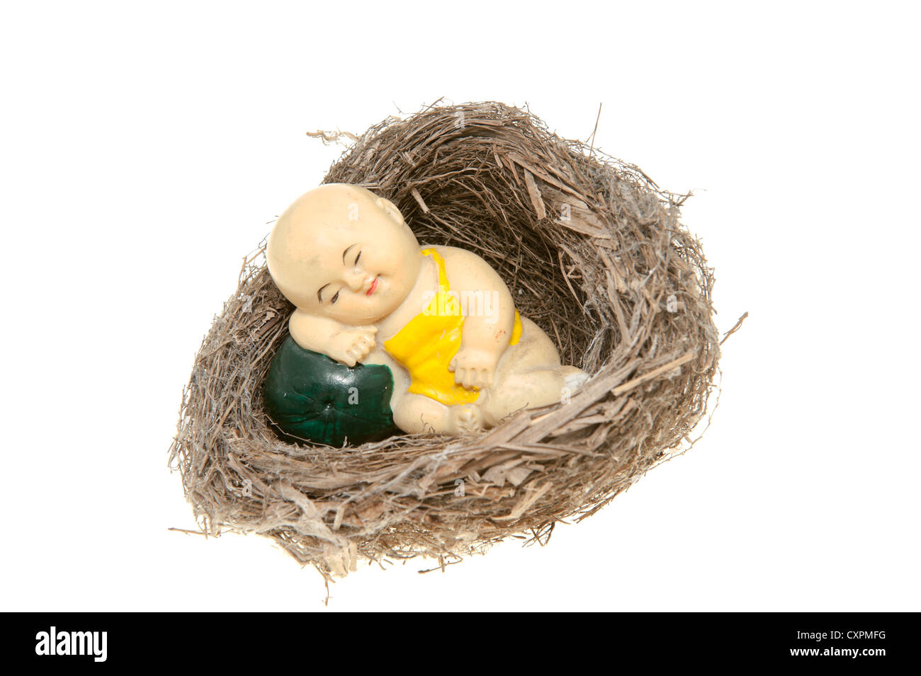 Figurine di argilla in nido di uccelli isolato su bianco Foto Stock