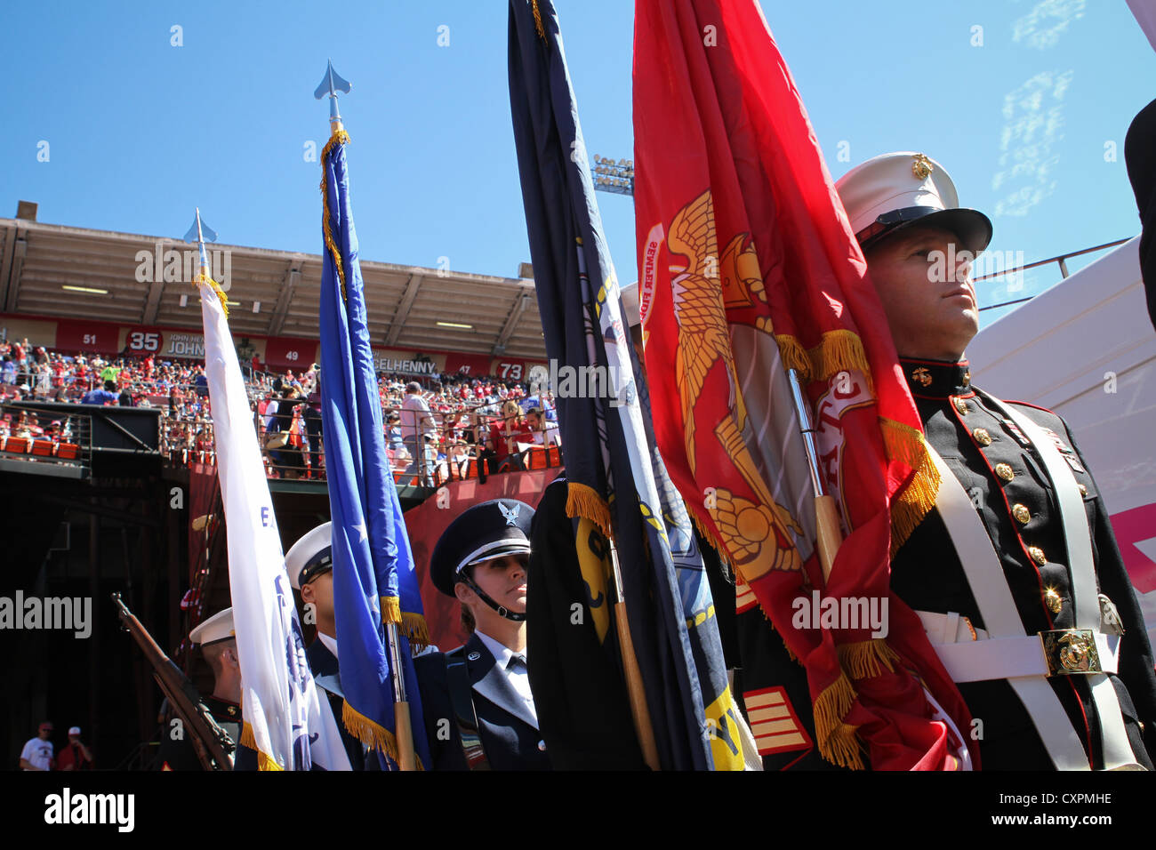 Brian McGuire guida la guardia colorata del servizio congiunto sul campo durante la San Francisco Fleet Week 2012. I marines statunitensi, i marinai e i membri del servizio internazionale partecipano alla cerimonia dell'inno nazionale in una partita dei 49ers. Foto Stock