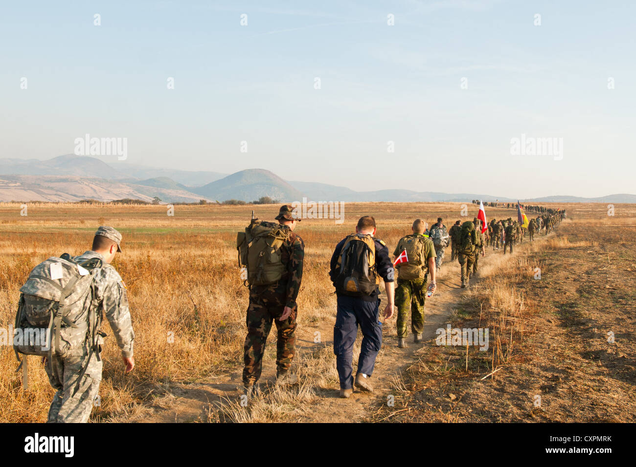 Soldati provenienti da multinazionali del Battle Group-est fare amici e dimostrare la propria idoneità fisica durante il contingente danese ruck marzo i soldati hanno iniziato il piede marzo solo dopo il 0700, sabato 6 ottobre presso il camp novo selo. Portando un minimo di 22 libbre sul loro dorso i soldati completato il 25,85 chilometro percorso attraverso il terreno collinare. Foto Stock