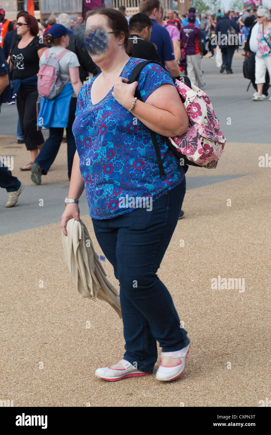 Donna obesa. Londra. In Inghilterra. Regno Unito. Faccia oscurata digitalmente. Foto Stock