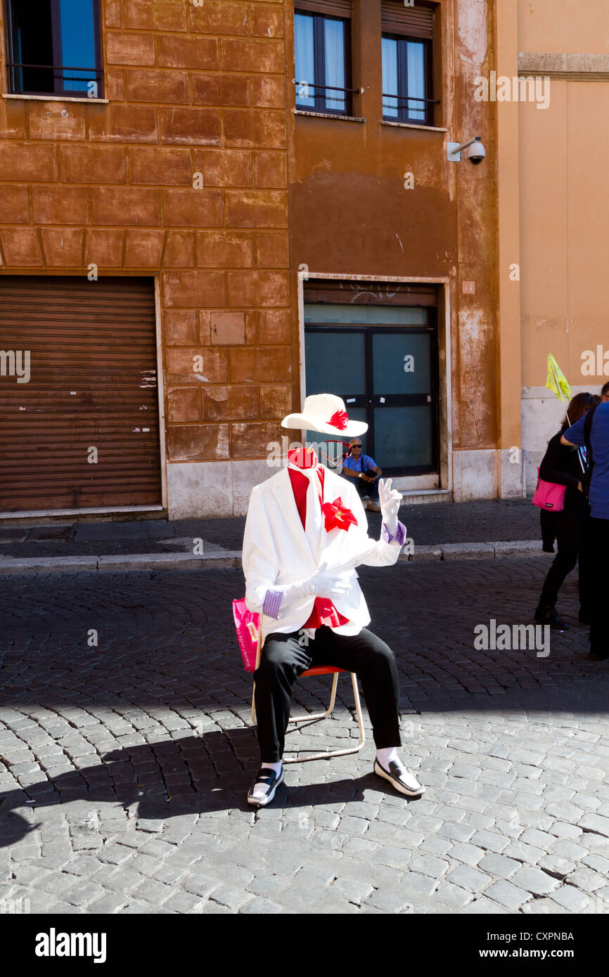 Artista sulla strada della Roma - agendo come decapitati uomo in suite con hat Foto Stock