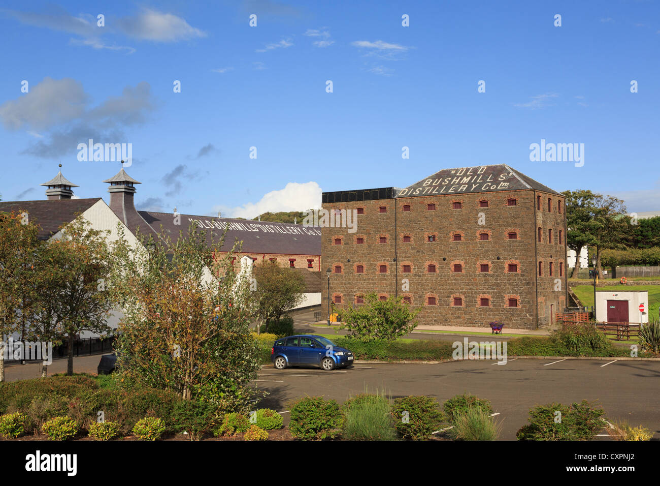 Old Bushmills Distillery Co Ltd distillatori di Irish whiskey in Bushmills, County Antrim, Irlanda del Nord, Regno Unito Foto Stock