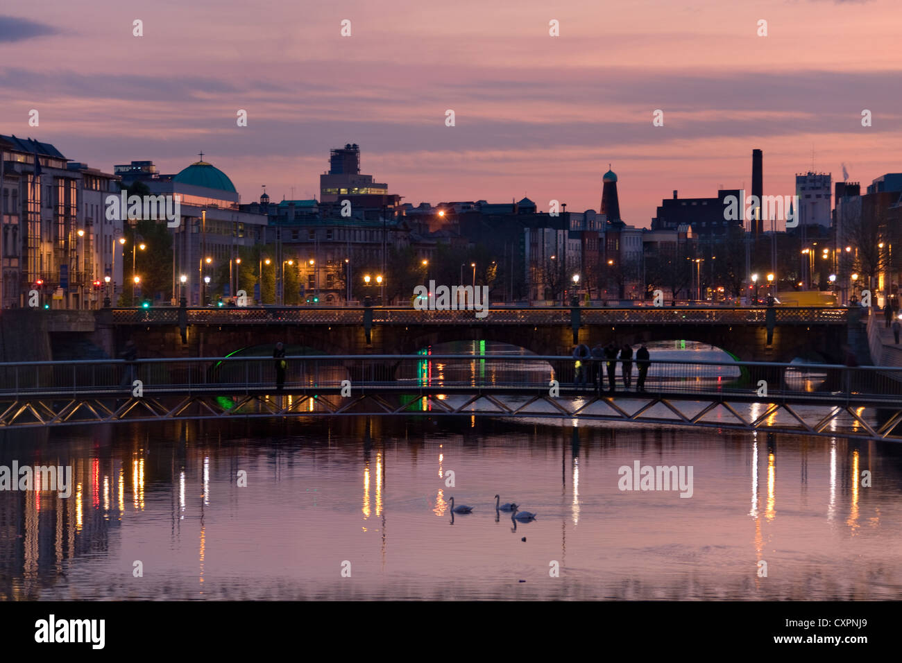 O'Connell Bridge e Custom House lungo il fiume Liffey, Dublino, Irlanda, Europa Foto Stock