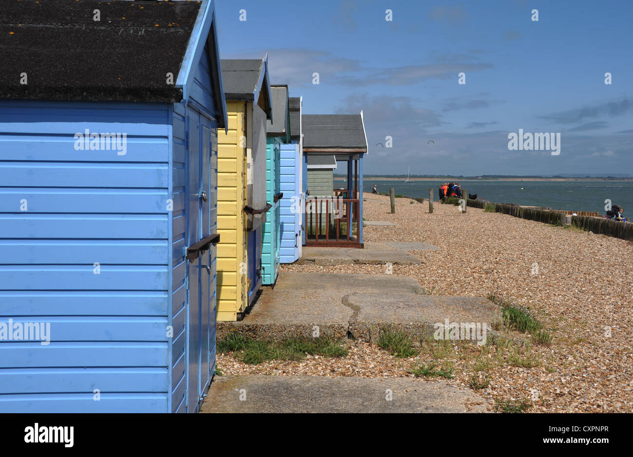 Cabine sulla spiaggia, a Calshot su acqua di SOUTHAMPTON HAMPSHIRE INGHILTERRA Foto Stock