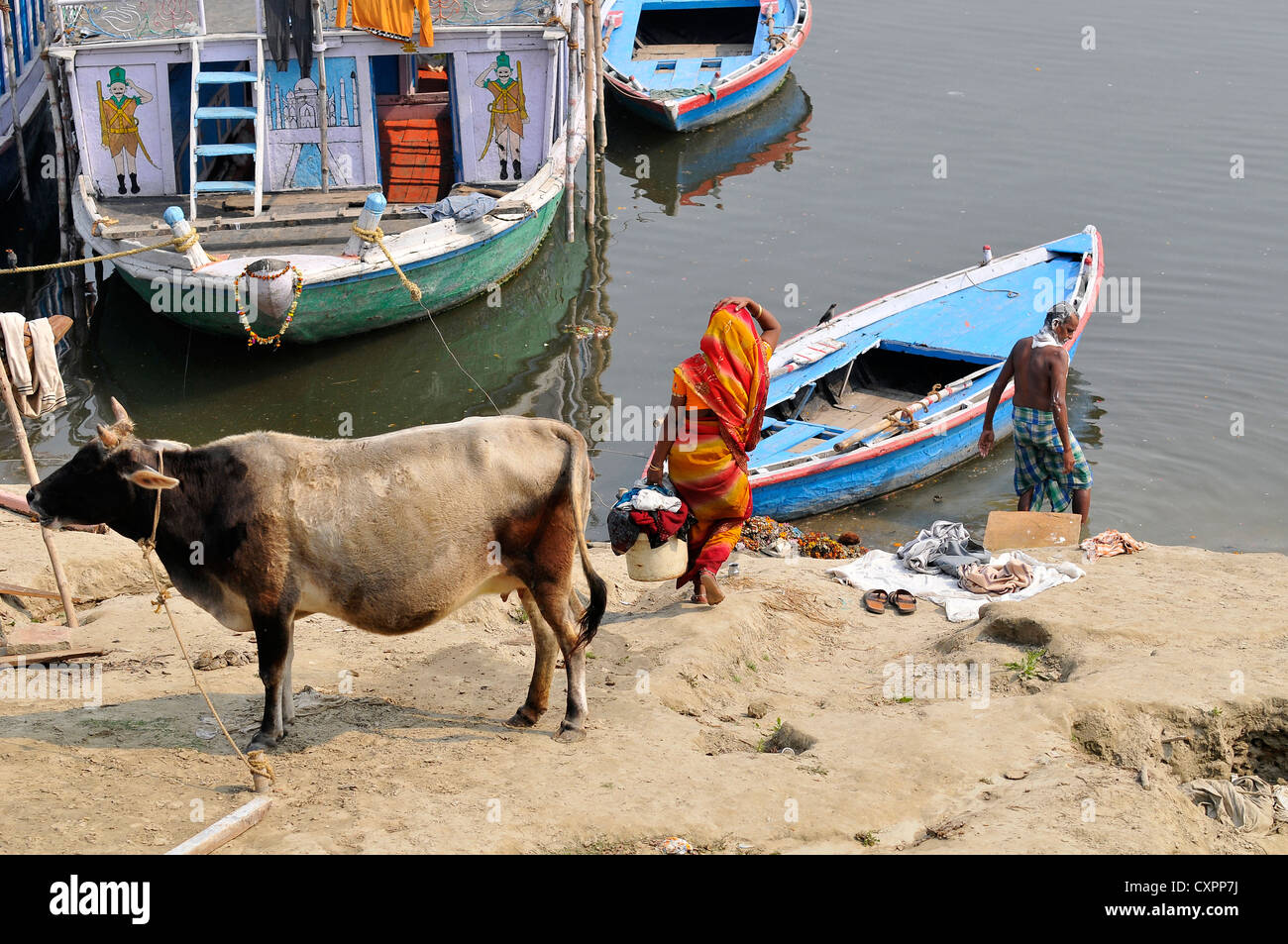 Asia India Uttar Pradesh Varanasi o Benares persone lungo le rive del fiume Gange Foto Stock