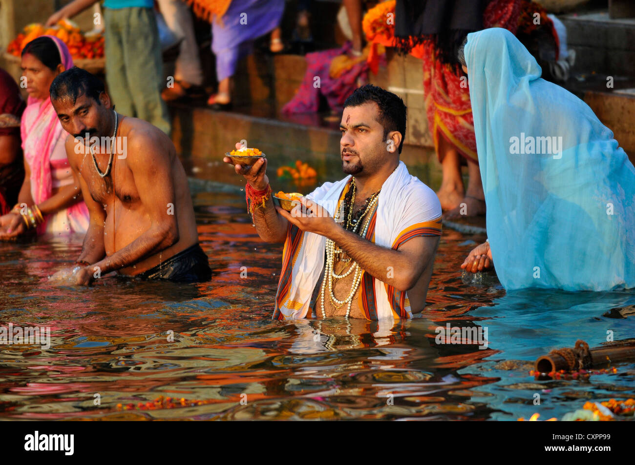 Asia India Uttar Pradesh Varanasi un tuffo in acque sante del Fiume Gange Foto Stock