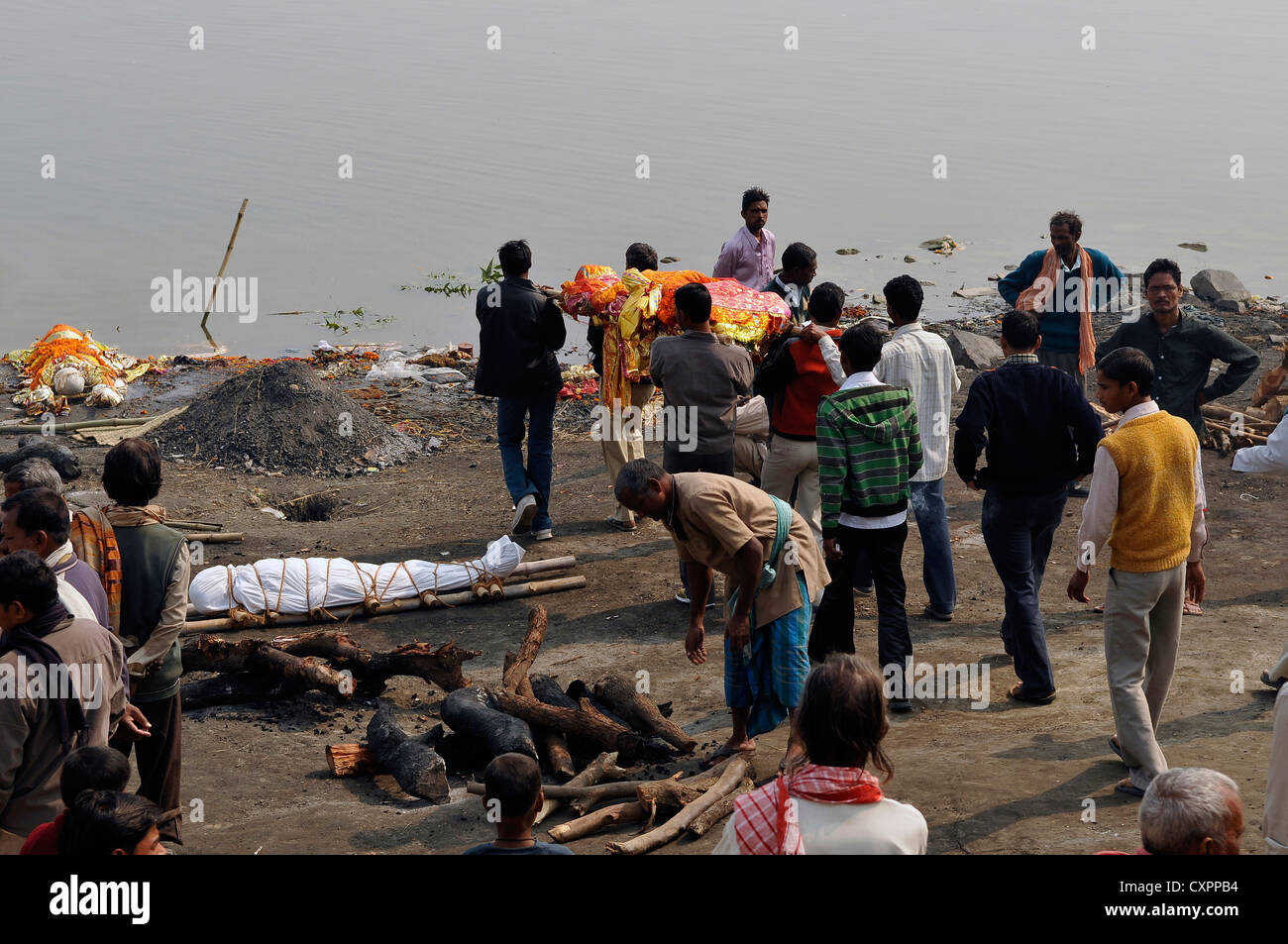 Asia India Uttar Pradesh Varanasi Harishchandra Ghat è un sito di cremazione Foto Stock