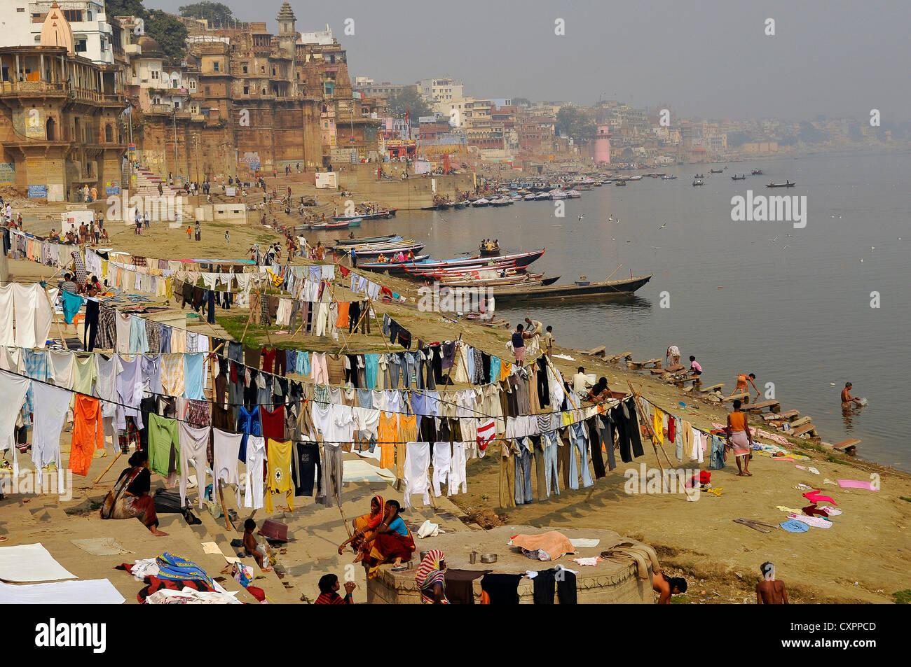Asia India Varanasi una vista della città santa di Varanasi dalle rive del Fiume Gange Foto Stock