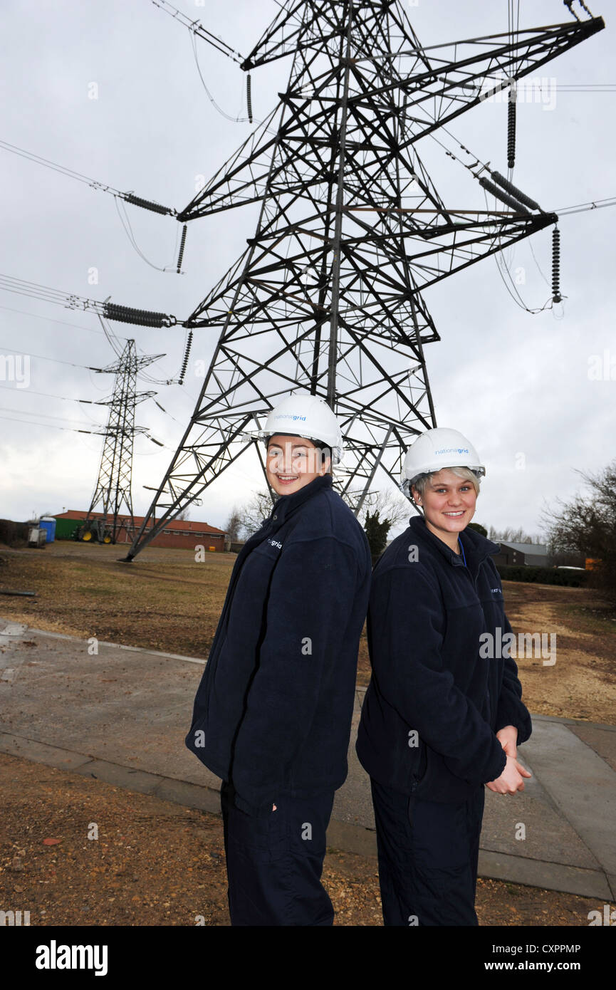 Ritratto di due giovani apprendisti femmina che lavora per la rete nazionale di formazione per essere un overhead tecnico del cavo Foto Stock