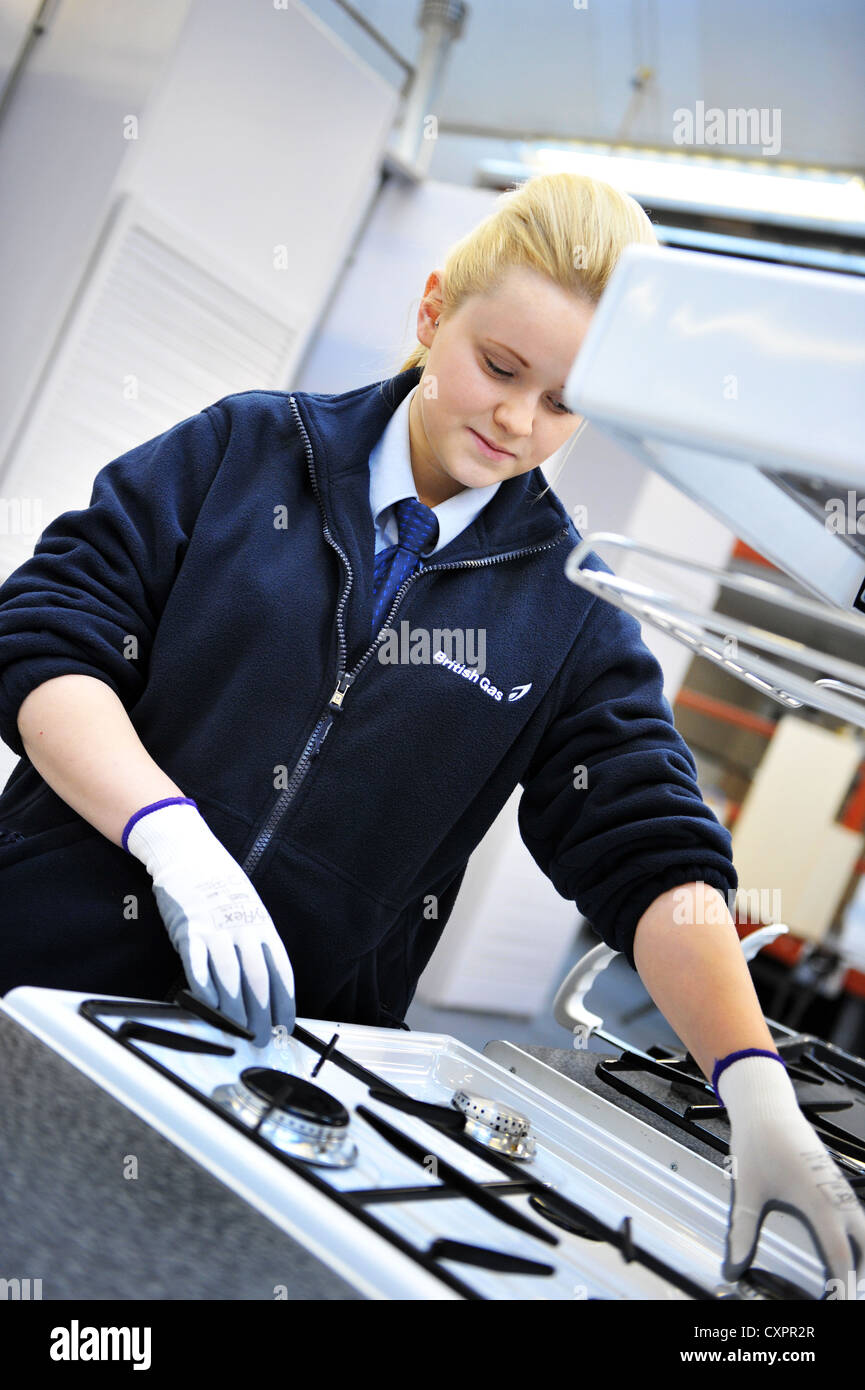 Apprendista lavorare per una alimentazione di gas training aziendale per essere un tecnico Foto Stock