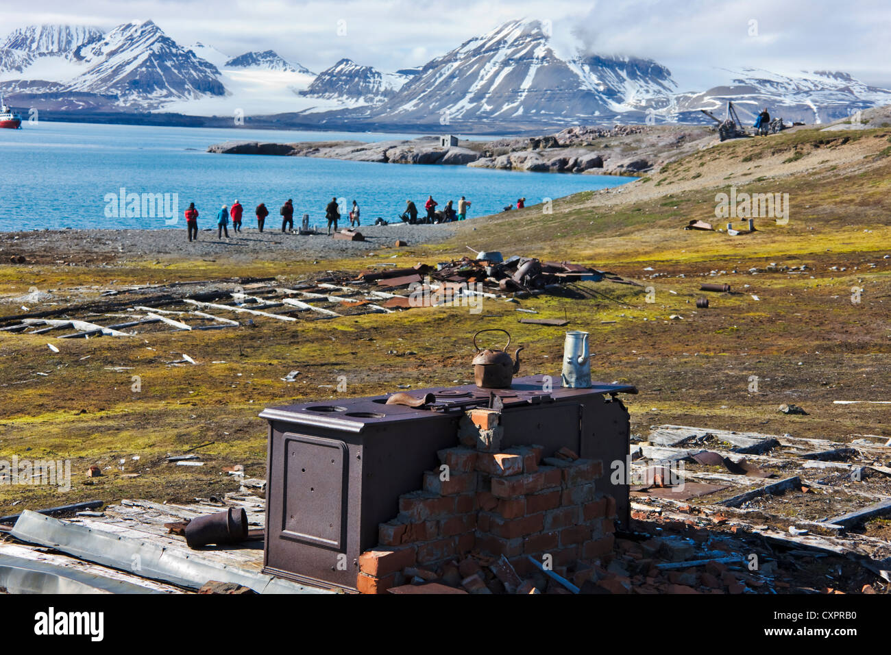 Stufa di insediamento, Blomstrandhalvoya, insediamento minerario, lato nord di Kongsfjord, Spitsbergen, Norvegia Foto Stock