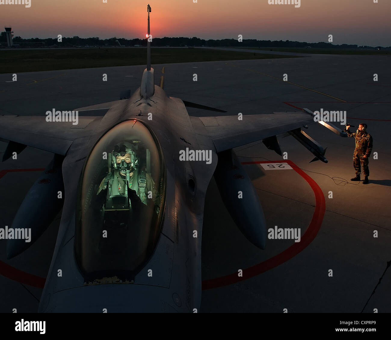 US Air National Guard F-16 si prepara per le operazioni notturne. Foto Stock