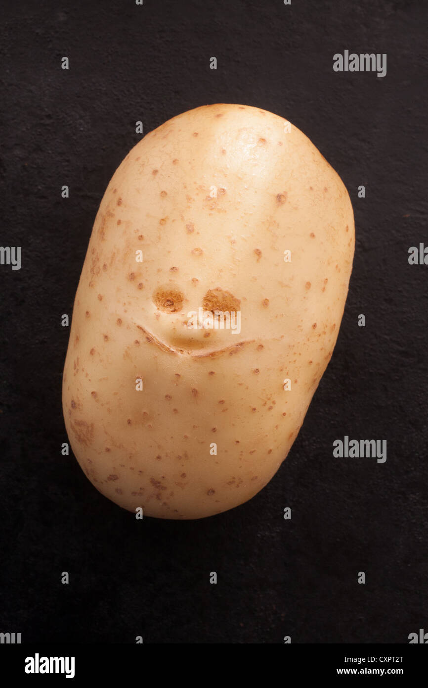 'Potato volto". Contrassegni di naturale su una patata simile a un volto umano - due occhi, naso e bocca Foto Stock