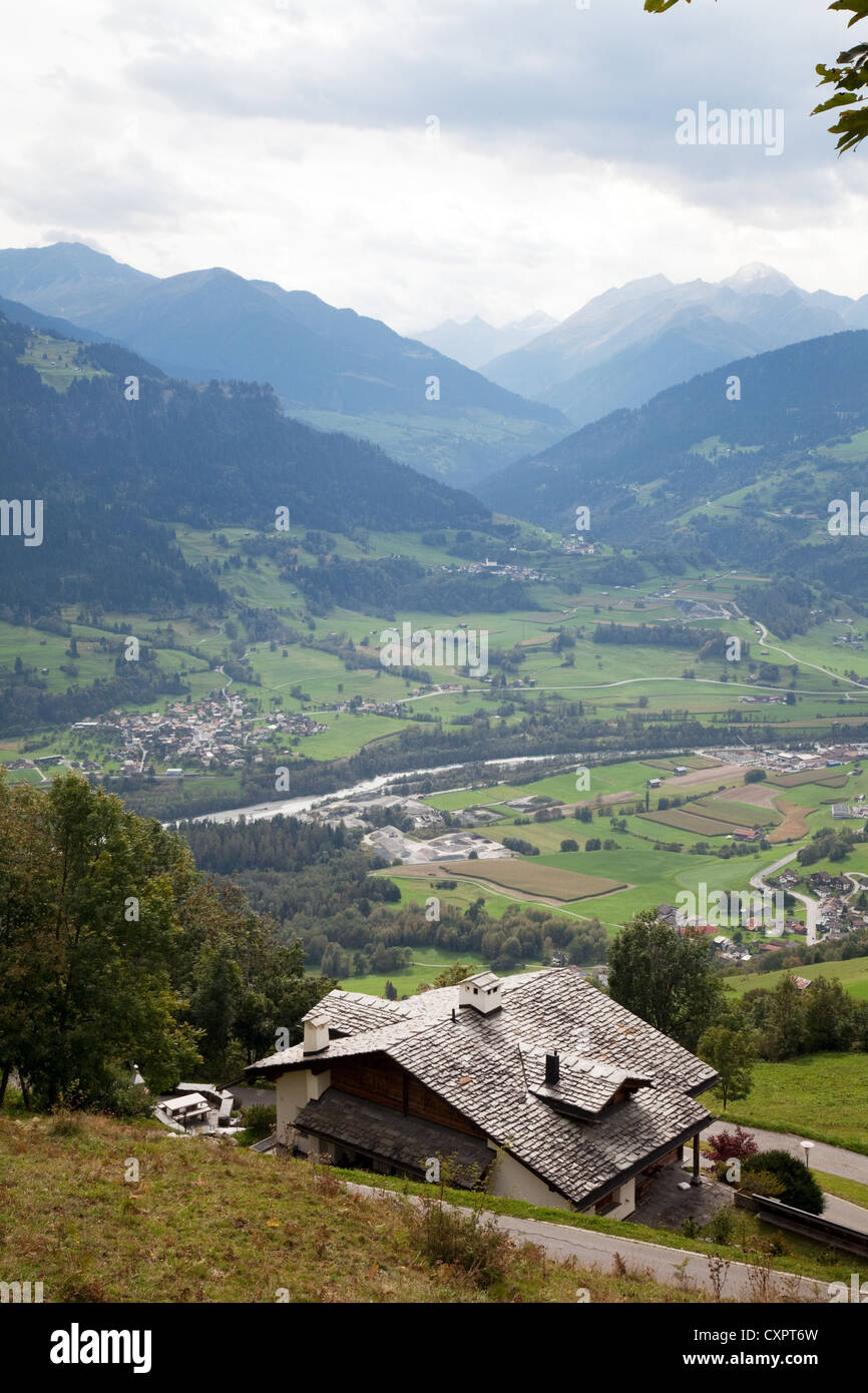 La vista dal borgo di Falera attraverso la valle alpina dove l'Alto Reno scorre, Svizzera, Europa Foto Stock