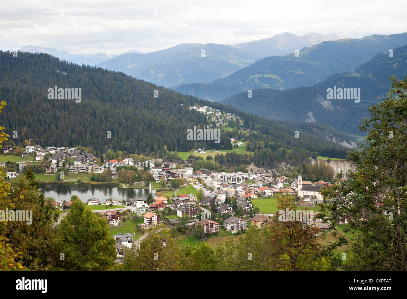 Una vista del Alpina villaggio vacanze di Laax, Grigioni, Svizzera, Europa Foto Stock
