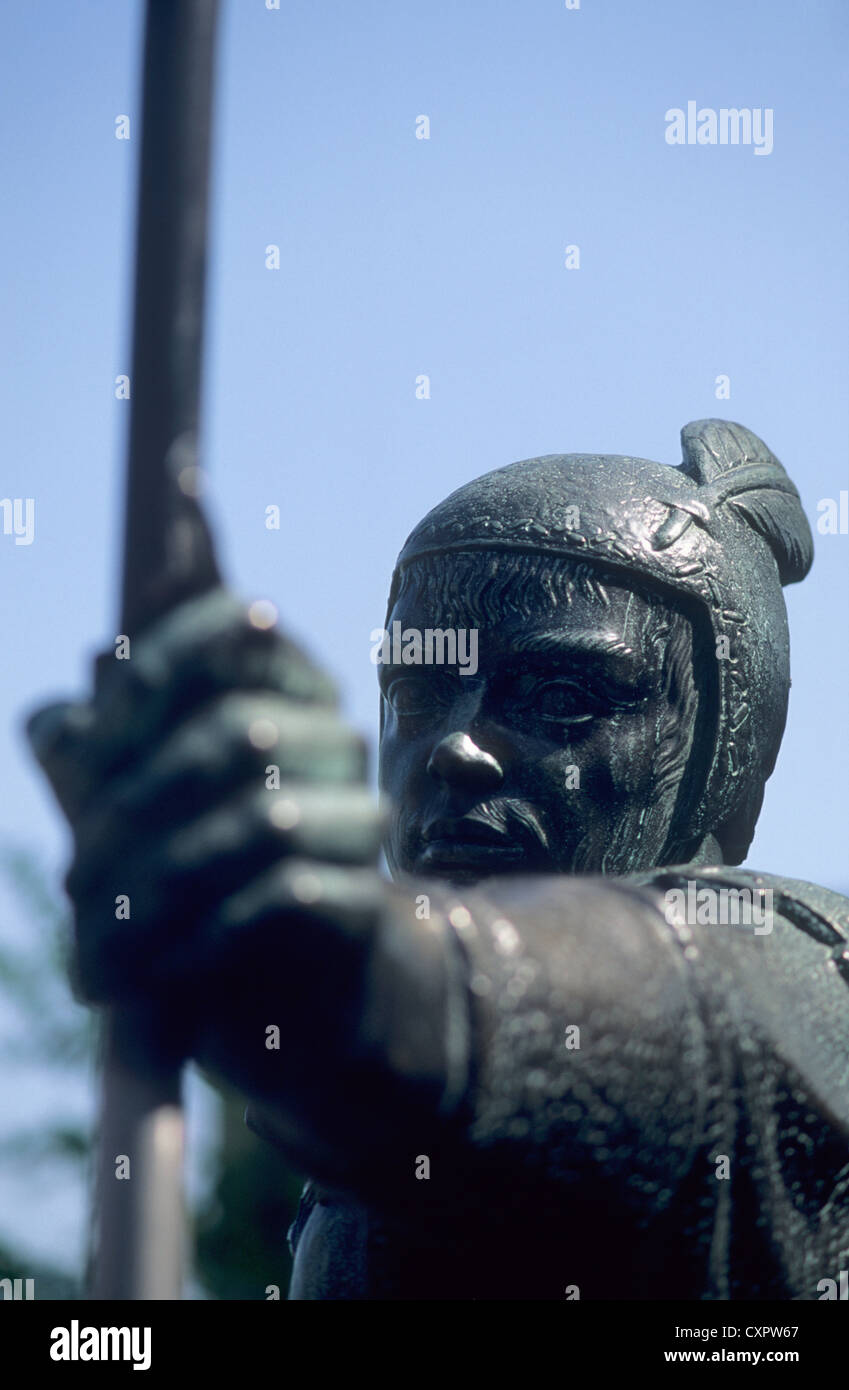 Regno Unito, Nottingham, Nottingham Castle Robin Hood statua scolpita da James Woodford nel 1952. Foto Stock