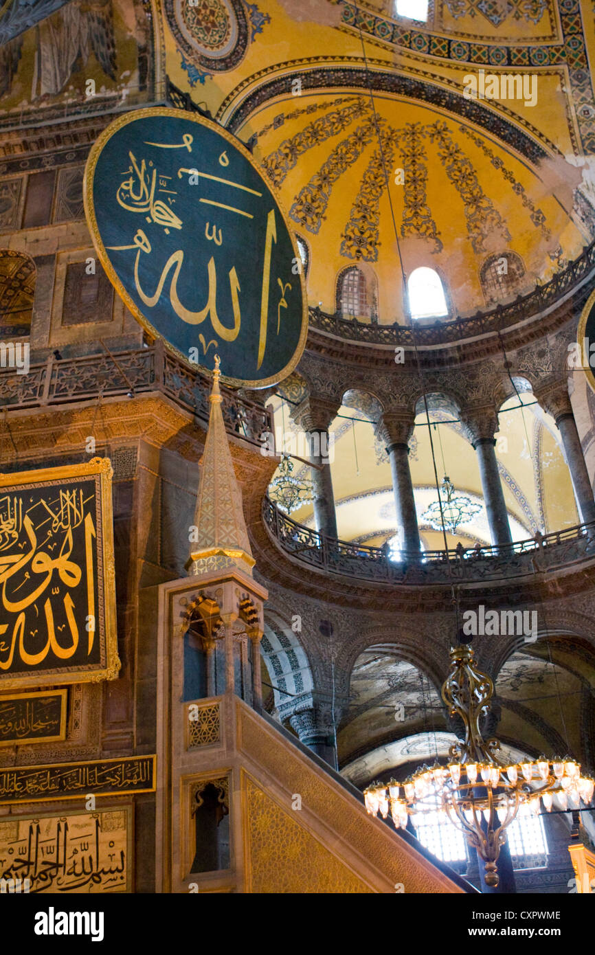 Vista interna, compreso il Minbar, dell'Hagia Sophia, Istanbul, Turchia Foto Stock