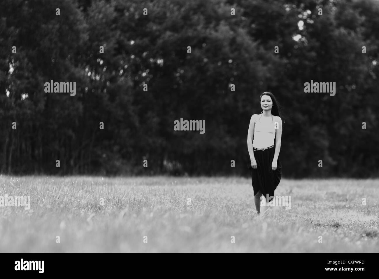 Donna sul verde del campo di erba Foto Stock