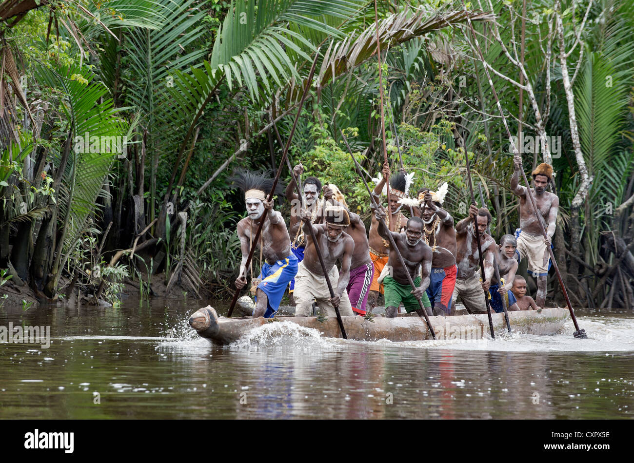 Canoa cerimonia di guerra del popolo Asmat, Irian Jaya Indonesia. Foto Stock