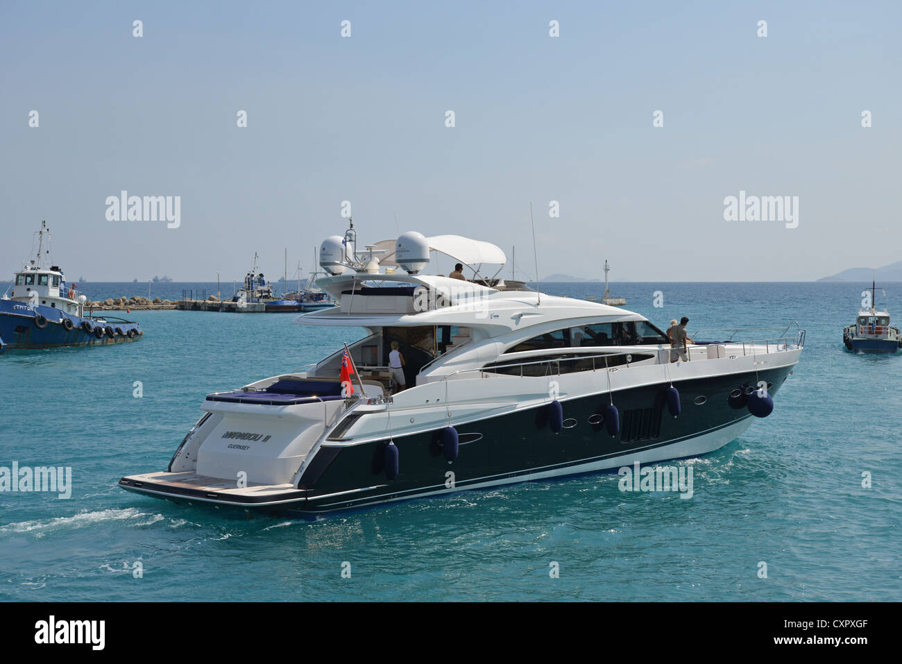 Princess V di lusso di classe Sport Motor Yacht, Canale di Corinto, Corinto comune, regione del Peloponneso, Grecia Foto Stock